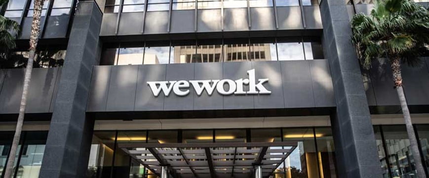 Imagem destacada para o artigo sobre o aviso de risco de falência da WeWork e seu impacto nos negócios e mercados